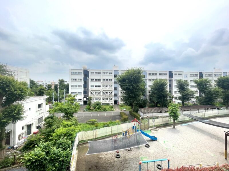 【住戸からの眺望】眼下は保育園の園庭で開放感があり、前面の建物まで距離が保たれているので陽光もたっぷり注ぎ、空色の移ろいも感じられる眺望です。