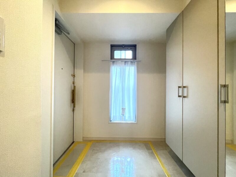 【玄関】玄関は落ち着いた雰囲気です。高さのあるシューズクローゼットが設置されており、たっぷりのシューズが収納できます。フロートタイプ＆姿見付きで玄関フロアもさらに広く感じられます。また窓があり、明るく湿気やすい玄関も換気ができます。