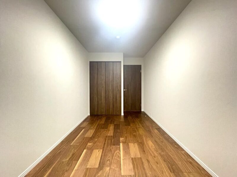 【洋室：約6帖】間口が広く使い勝手の良いクローゼットを備え、シングルベッドとデスクのどちらも置ける広さがあるので、お子様のお部屋やワークスペース・書斎などに向いています。