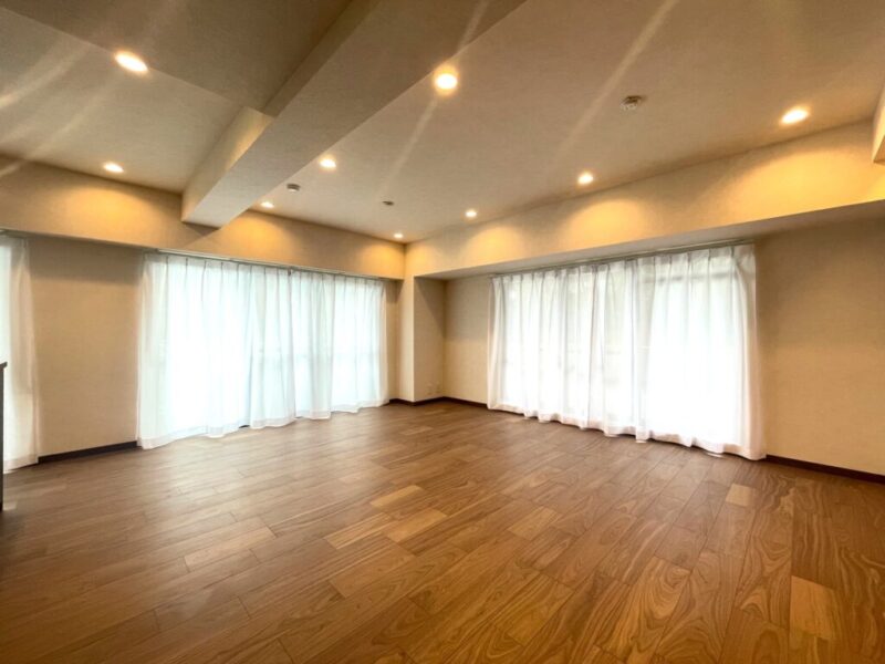 【LDK:約18.5帖】南西と北西向きの大きな窓からの2面採光があり、陽当たりや風通しが良く、開放感や暖か味のある雰囲気は快適です。家族でゆったり寛げる居心地の良いリビングダイニングです。