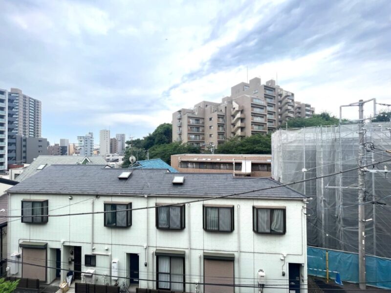 【住戸からの眺望】高台に位置し、眼下は道路で前面の建物まで距離が保たれているので陽光もたっぷり注ぎます。周辺は低層の建物も多く開放感もあり、広い空も仰げる眺望です。