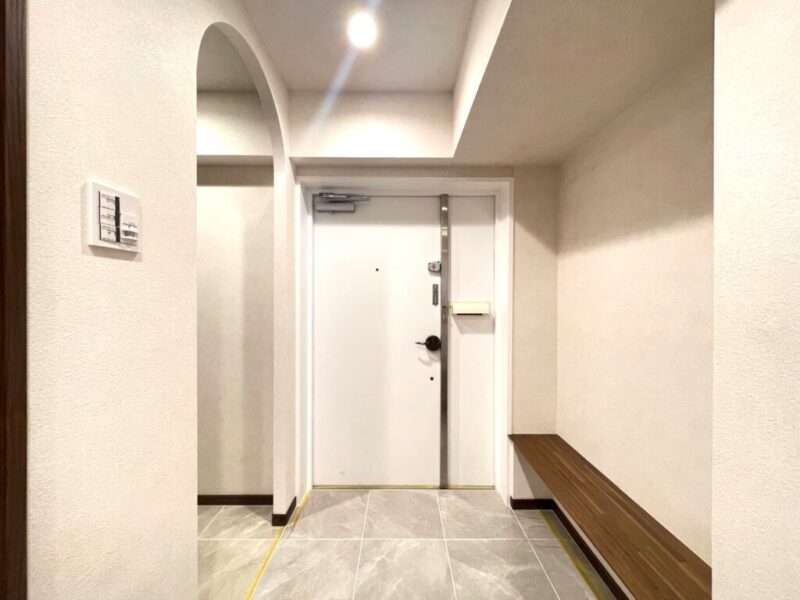 【玄関】玄関横にはベンチが設けられており、シューズの脱ぎ履きもラクで、買い物から帰ってきた際、荷物を一時的に置くこともでき重宝します。反対側にはシューズインクローゼットを備え、シューズもたっぷり収納、オープンタイプなのでベビーカーや傘立ても収納しやすく、玄関フロアもすっきりご利用頂けます。