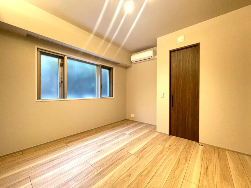 【主寝室:約7.0帖】西向きの陽光が注ぎ、過ぎゆくときをゆったり感じられるお部屋です。ウォークインクローゼットを備え、大型ベッドが置ける広さで、主寝室におすすめです。