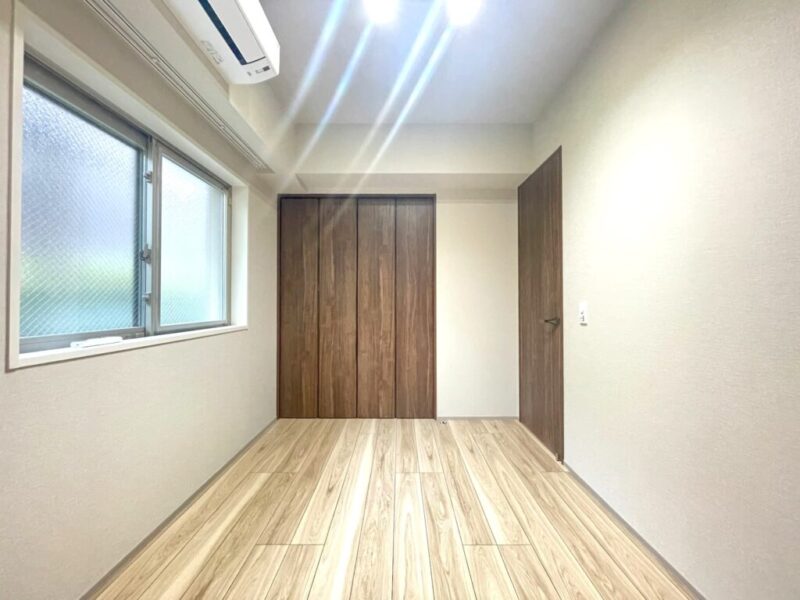 【洋室:約5.0帖】西向きの窓があり、間口が広く使い勝手の良いクローゼットを備え、シングルベッドとデスクのどちらも置ける広さがあるので、お子様のお部屋やワークスペース・書斎などに向いています。