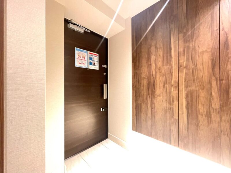 【玄関】玄関は落ち着いた雰囲気です。高さのあるシューズクローゼットが設置されており、たっぷりのシューズが収納できます。フロートタイプなので、お掃除もしやすくフットライトで玄関フロアもさらに広く感じられます。
