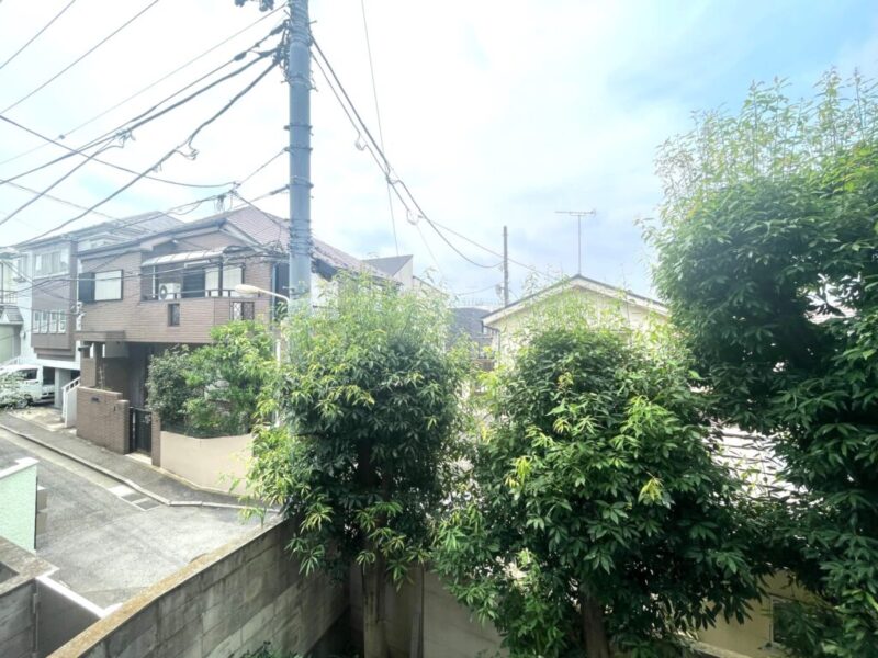 【住戸からの眺望】植栽のグリーンで囲われ、外部からの視線も感じにくく、プライベート空間で至福のひとときを満喫できます。