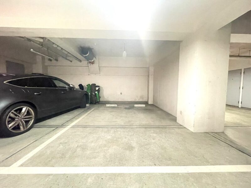 【駐車場】敷地内にある屋内駐車場は平置きで入出庫や乗り降りがしやすく、セキュリティーにも配慮され、天候による汚れや日焼けなどから大切なお車を守ります。（全長：5,300mm 全幅：2,200mm 全高：1,950mm）