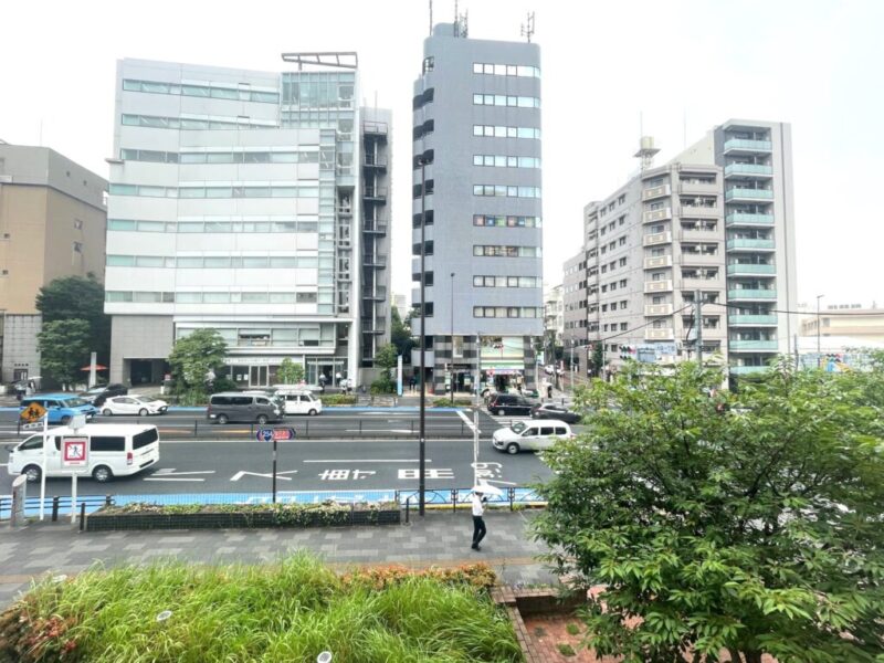 【住戸からの眺望】眼下は道路で開放感があり、前面の建物まで距離が保たれているので陽光も注ぎ、ビルの合間から抜けもあり、広い空も仰げる眺望です。
