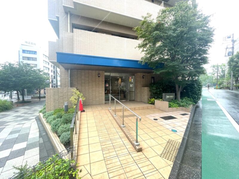 【エントランス】植栽に彩られた落ち着きあるエントランスが、住まう方やゲストを上質な空間へ迎え入れます。アプローチには、スロープが設けられており、ベビーカーや車いすの通行も安心です。