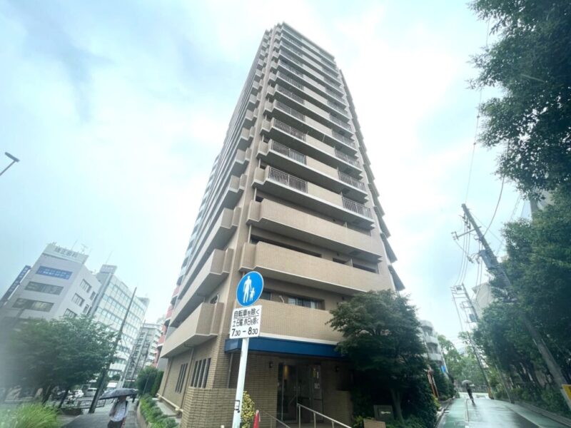 【外観】ブラウンタイル張りの落ち着いた色調と端正なフォルムが印象的で、品格あふれる佇まいが魅力です。1999年10月築、熊谷組施工、三井不動産旧分譲の地上15階建、総戸数55戸のレジデンス。東京メトロ丸ノ内線「茗荷谷」駅まで徒歩約3分。池袋や大手町、東京方面へのアクセスが良好で、通勤・通学はもちろん休日のお出かけにも便利な立地です。駅周辺にはスーパーやコンビニ、ドラッグストアが徒歩3分圏内、金融機関、飲食店も近くに揃い、日々の買い物や用事を身近で済ませられる利便性の高い住環境です。人気の「窪町小学校」も至近。教育施設が集まる文教エリアならではの落ち着いた街並みが魅力。公園や医療機関も身近にあり、子育て世帯にも安心感のある環境です。