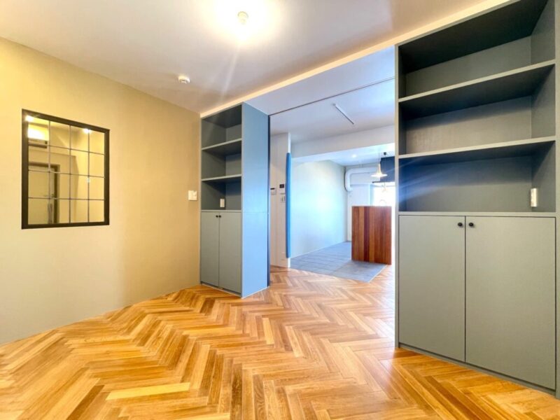 【洋室:5.5帖】リビングと合わせたデザインの造作家具と建具が空間を引き立てています。隣接するリビングの引き戸を閉じればプライベートスペースに、全開にするとリビングと一体化でき、リビングの採光や風通りを享受、開放感もアップし、広々フレキシブルに活用できます。