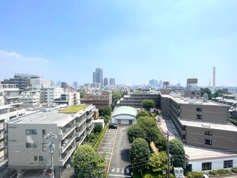 【住戸からの眺望】眼下は駐車場で周囲の建物との距離が保たれているので陽光も注ぎ、抜けや開放感があります。周辺は緑も多く、広い空も仰げる爽快な眺望です。