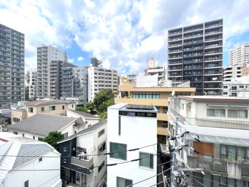 【住戸からの眺望】眼下は道路で、前面の建物まで距離が保たれており、周辺は視線より高い建物も少なく陽光もたっぷり注ぎます。
