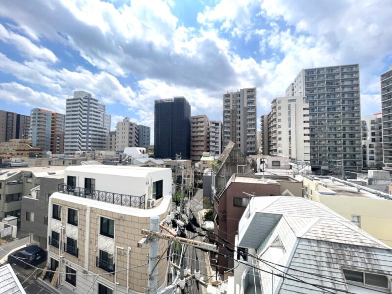 【住戸からの眺望】都会的な高層ビルが建ち並ぶ風景ながら、広い空も仰げる開放感のある眺望です。