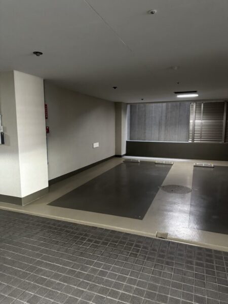 【駐車場】敷地内にある屋内の平置き駐車場はセキュリティーにも配慮され、雨の日も濡れずに乗り降りでき、天候による汚れや日焼けなどから大切なお車を守ります。
