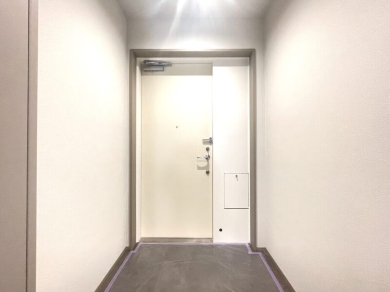 【玄関】玄関は落ち着いた雰囲気です。高さのあるシューズクローゼットが設置されており、たっぷりのシューズが収納できます。フロートタイプなので、お掃除もしやすく玄関フロアもさらに広く感じられます。