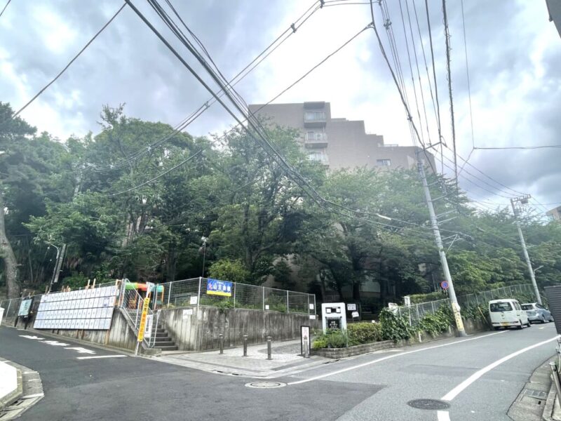 【外観】広大な敷地と豊かな緑に包まれたベージュのタイル張りの雁行型の外観です。1989年7月築、竹中工務店施工、第一ホテルエンタープライズ旧分譲の地上11階建、総戸数131戸のビッグコミュニティです。春には敷地内の桜並木が花を咲かせます。最寄りの「大森」駅より品川方面や横浜方面へ出やすく主要エリアのアクセスが良好。周辺にはバス路線も充実しており、区内外への移動もスムーズです。大森駅周辺には大型スーパーや商店街、カフェ、飲食店が揃い、日常の買い物に困りません。山王エリアならではの落ち着いた住宅街に加え、周囲には公園や教育施設も整い、ファミリーにも安心の住みよい立地です。