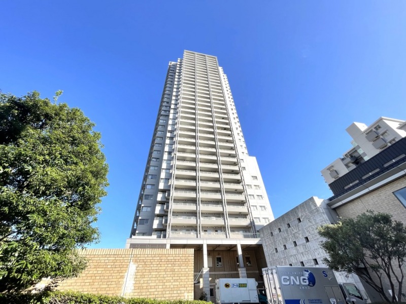 【外観】ガラスウォールを基調とした、都会的で上質感あふれる外観デザイン。代官山のランドマークタワー、唯一の代官山アドレスのタワーマンションです。駅からブリッジ直結徒歩1分の好立地。敷地内には「代官山アドレス・ディセ」が所在し、スーパーマーケットやドラッグストアなどが入り、日常のお買い物もしやすく、周辺には多彩な商業施設があり利便性抜群です。テレビドラマ「やまとなでしこ」のロケ地になったことでも有名な圧倒的なシンボル的な存在感があるマンションです。おしゃれなレストランやベーカリー、カフェやショップなども揃い、代官山ならではの洗練された暮らしを楽しめます。「西郷山公園」や「菅刈公園」など自然を感じられるスポットが身近にあり、区立小・中学校も徒歩8分圏内で他の教育施設・医療機関も揃った安心の住環境です。