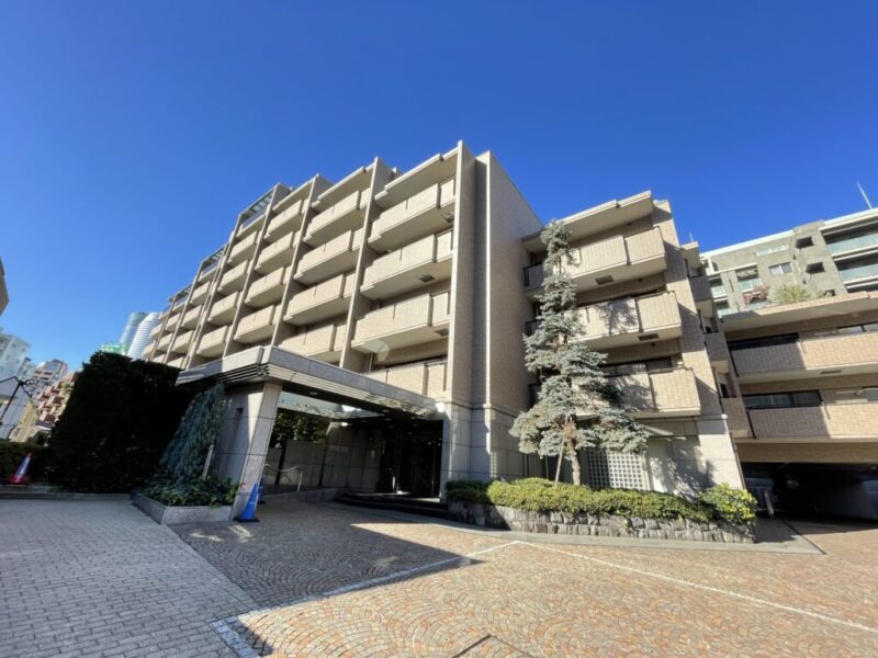 【外観】六本木通りから1本入った高台の閑静な住宅街に佇む、アースカラーのタイル張りの落ち着いた外観です。1996年11月築、戸田建設施工、地下1階付地上8階建、総戸数83戸のプレミアムレジデンスは、三菱地所旧分譲の人気の「パークハウス」シリーズです。24時間有人管理で安心感があります。2戸につき1基のエレベータが設けられています。