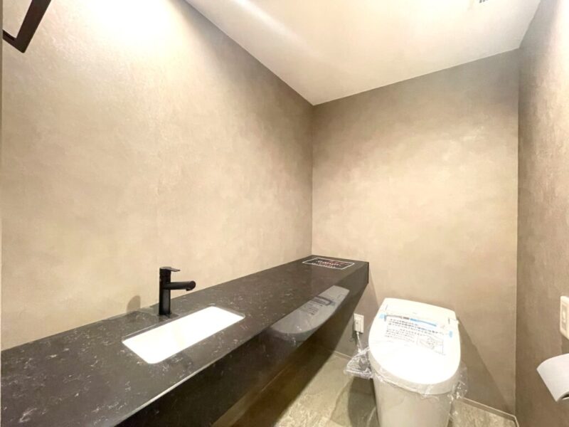 【トイレ】すっきりとしたデザインで清潔感があり、落ち着ける空間です。トイレもうれしい洗浄機能付きです。カウンター付きの便利な専用手洗いスペースも設けます。