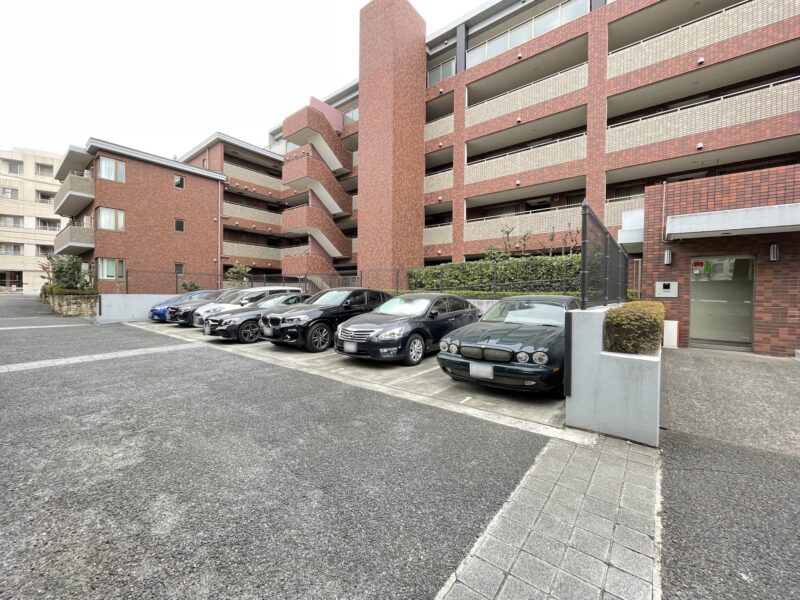 【駐車場】乗り降りや入出庫しやすい敷地内の平置き駐車場です。ハイルーフ車もゆとりを持って駐車する事ができます。北側にあるので、大切なお車の日焼けも軽減されます。
