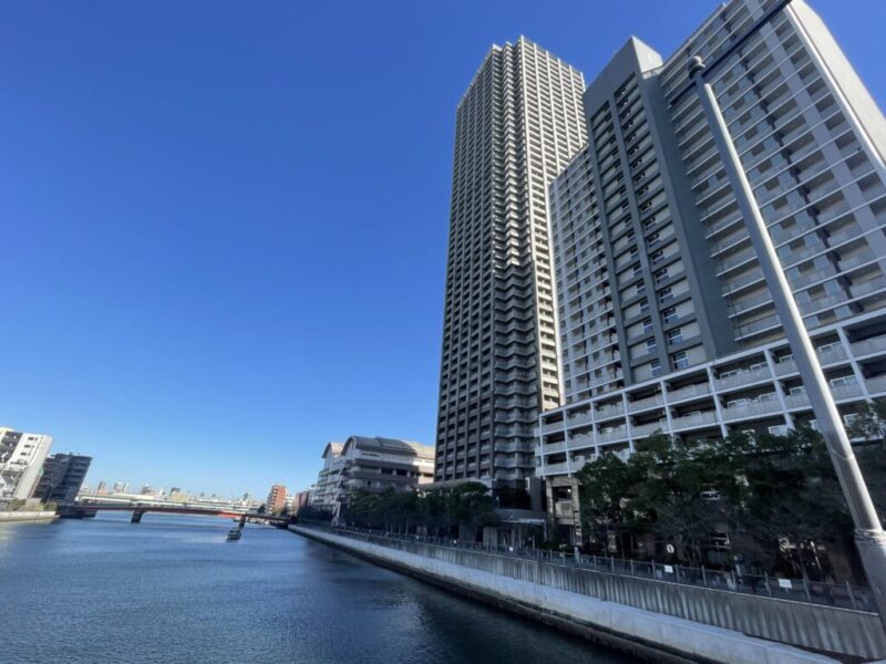【外観】溢れる緑と水辺に映えるアースカラーの外観で、街中でひと際目を惹く超高層タワーレジデンスです。1998年2月築、三井住友建設施工、石川島播磨重工業・石川島興業旧分譲の地下2階付地上50階建、総戸数624戸のビッグコミュニティです。月島・勝どきエリアの再開発で生まれた晴海トリトンスクエア。商業・オフィス・住宅が融合した晴海トリトンスクエアの利便性を享受できる、湾岸エリアを代表するタワーレジデンスです。敷地内に水・緑・花の3つのテラスを有し、季節折々の自然も感じられます。最寄りの「月島」駅をはじめ、「勝どき」駅へもアクセスしやすく、都心主要エリアへの通勤・通学に便利。都バスやBRTも利用でき、多彩な移動手段が整った交通利便性が魅力です。日常の買い物に便利な「晴海トリトン」直結。カフェやスーパー、フィットネスも揃い、快適な暮らしをサポート。緑豊かな住環境で公園も点在し、区立保育園・小・中学校も至近にあり、ファミリーにも理想的な住まいです。