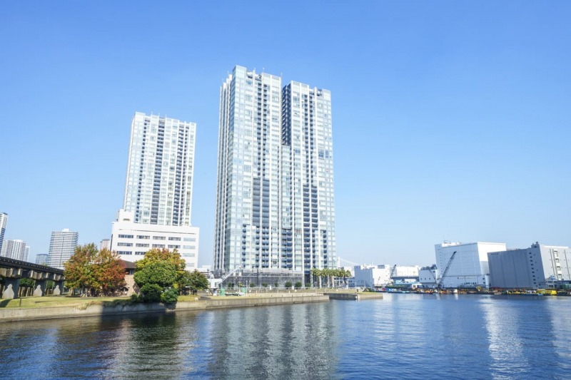 【外観】港区に立地する、四方を水と緑に囲まれたワールドシティタワーズは、2005年10月築、清水建設/西武建設施工、住友不動産旧分譲の地下2階地上42階建のブリーズタワー、アクアタワー、キャピタルタワーの3棟からなる総戸数2,090戸のビックコミュニティ。品川エリアを代表する大規模ベイサイドタワーレジデンスです。100年コンクリートを使用し、清水建設他施工の「耐震装置」で安全性を確保。東京湾の開放感と都心アクセスの良さを併せ持ち、ALL IN CITYをコンセプトとし、多様な共用施設やコンシェルジュサービスが充実しています。広大な敷地内には、24時間営業のスーパーマーケットやクリニック、認可保育園まであります。平日も休日も「品川」駅まで居住者専用シャトルバスを運行しています。山手線をはじめ多数の路線が乗り入れる「品川」駅を生活圏とし、都内主要エリアへ快適にアクセス可能。空港アクセスも良好で、ビジネス・プライベートともに利便性の高い環境です。「品川」駅周辺の商業施設を気軽に利用できるほか、生活利便施設も充実。日々の暮らしを快適に支える住環境が整っています。「港南緑水公園」をはじめとする緑豊かな公園が点在。区立小・中学校も徒歩10分圏内で揃い、子育て世帯にも嬉しい住環境です。