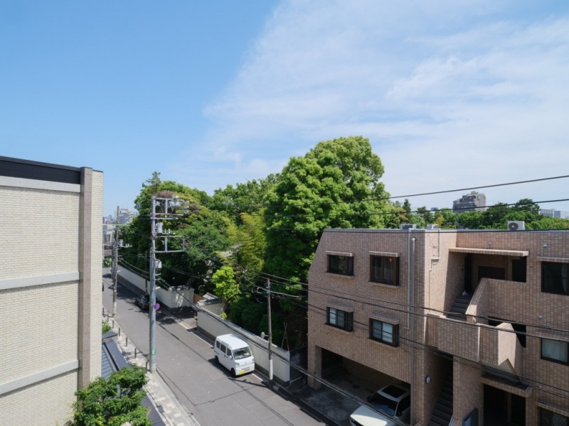 【住戸からの眺望】眼下は道路で、前面の建物まで距離が保たれているので陽光も注ぎ、周辺は緑豊かで低層の建物も多く開放感もあり、広い空も仰げる眺望です。                                                                                                                                                    