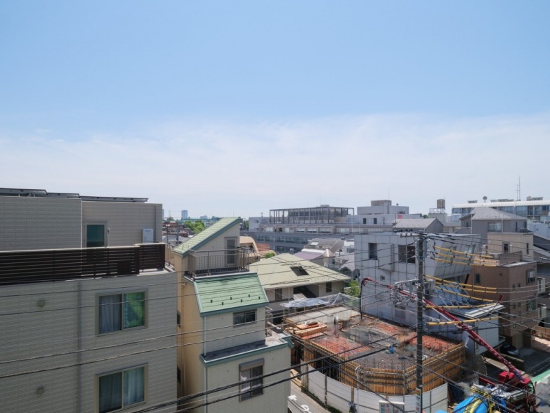 【住戸からの眺望】眼下は道路で、前面の建物まで距離が保たれているので陽光も注ぎ、周辺は低層の建物も多く開放感もあり、広い空も仰げる眺望です。