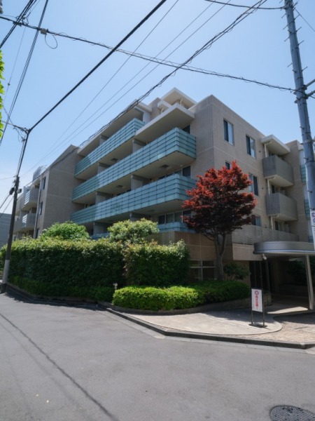 【外観】建築家・新居千秋氏監修の外観デザインで、ガラスバルコニーが太陽光で輝く瀟洒で端正なフォルムの都心の住宅街に美しく映える邸宅です。2006年3月築、安藤建設施工、野村不動産旧分譲の地下1階付地上9階建、総戸数82戸の高級マンションシリーズ「プラウド」ブランドです。「初台」駅に加え、「幡ヶ谷」駅も利用可能。新宿を生活圏に収めながら、多方面へのアクセスに優れた交通利便性が魅力です。生活利便施設が徒歩圏に揃い、毎日の暮らしをサポート。近くの「東京オペラシティ」は、芸術鑑賞だけでなく、スーパーの「成城石井」や飲食店も多く入り、普段使いもできます。商業施設の集積する新宿エリアも身近で、高い利便性を享受できます。区立小学校は至近に位置し、教育施設やクリニック、公園が身近に揃い、生活環境良好。都心にありながら落ち着いた暮らしを実現できるエリアです。
