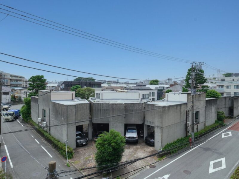 【住戸からの眺望】周辺は低層の建物も多く開放感があり、広い空も仰げる爽快な眺望です。