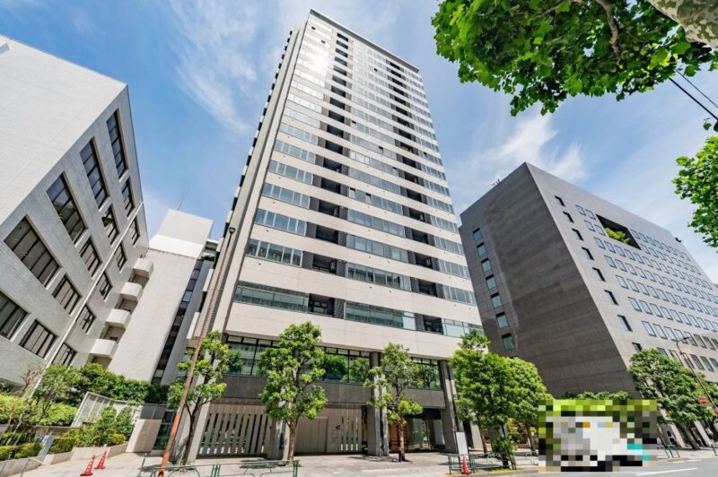 【外観】都心の洗練された街並みに調和する、重厚感と品格を兼ね備えたスタイリッシュな外観デザインです。複数の駅や路線を利用しやすく、都内主要エリアへ軽快に移動可能。通勤・通学はもちろん、休日のお出かけにも便利な交通環境です。周辺にはスーパーやコンビニ、ドラッグストア、飲食店など日常生活を支える施設が充実しており、商業施設やカフェ、金融機関なども身近に揃い、都心ならではの快適な暮らしを実現します。区立小・中学校が徒歩10分圏内で、自然を感じられる憩いのスポットに加え、クリニックや総合病院なども利用しやすく、子育て世帯にも嬉しい住環境です。