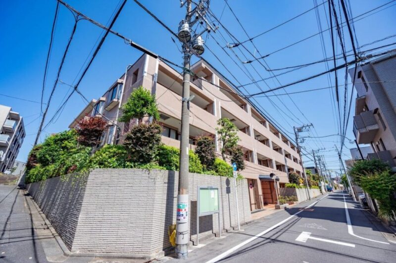 【外観】落ち着いた街並みに調和する洗練された外観デザイン。ブラウンタイル張りの上質感を纏い、住まう誇りを感じさせます。2000年3月築、西松建設施工、モリモト旧分譲の地上4階建、総戸数29戸のレジデンス。東急東横線を利用して都心主要エリアへ快適にアクセス可能。バス路線も活用しやすく、多彩な移動手段を備えた利便性の高い立地です。周辺にはスーパーやコンビニ、ドラッグストア、飲食店などが点在し、毎日のお買い物や外食にも便利な住環境が整っています。近隣には公園や教育施設、医療機関が揃い、子育て世帯からシニア世代まで幅広いライフスタイルに対応できる住環境です。