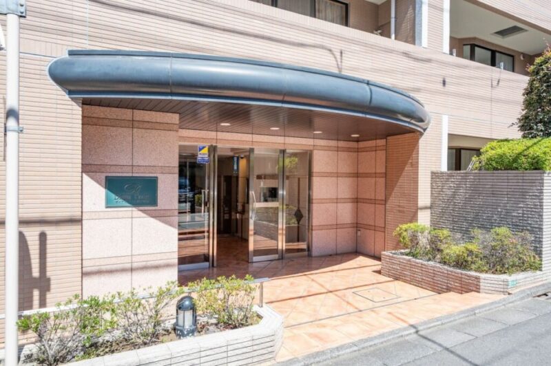 【エントランス】重厚で上質感を演出するエントランス。住まう方や来訪者を迎え、邸宅としての品格を感じさせます。