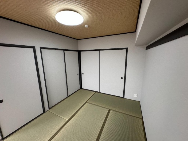 【和室:6帖】客間にもなり、押入も付いているので、布団を敷いて来客用寝室としてもご利用頂けます。キッチンにも行き来しやすい位置で、冬は炬燵を囲んでお鍋をしたり、寛ぐのもいいですね。またリビングからも目が届きやすく、クッションマットいらずで、小さなお子様のプレイルームとしてもおすすめのお部屋です。