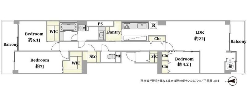 【間取り：3LDK】専有面積105.15㎡、バルコニー面積7.08㎡。約22帖のリビングダイニングキッチンに、ウォークインクローゼット付きの約7帖と約6.1帖、クローゼット付きの約4.2帖の洋室があり、キッチンにパントリー、廊下に納戸とクローゼット、玄関にシューズインクローゼットを備え、収納も豊富です。両面バルコニー付きの陽当たり良好な南向き住戸です。
