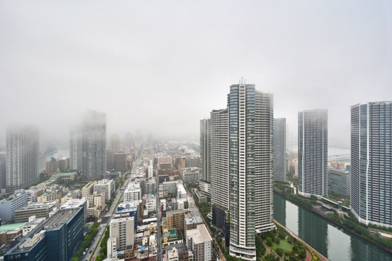 【住戸からの眺望】進化し続ける街並みに、緑と水辺の潤いを感じながら広い空を仰げる、都心のベイエリア＆タワーマンション高層階ならではの爽快感のある特別な眺望です。