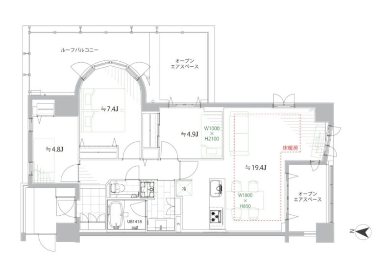 【間取り：3LDK】専有面積83.53㎡、ルーフバルコニー面積15.51㎡、オープンエアスペース14.32㎡。床暖房付きの約19.4帖のリビングダイニングキッチンに、約7.4帖・約4.9帖・約4.8帖の洋室があり、それぞれにクローゼットを備えています。ルーフバルコニーとオープンエアスペースを2か所に備え、陽当たり良好な南東の角住戸です。
