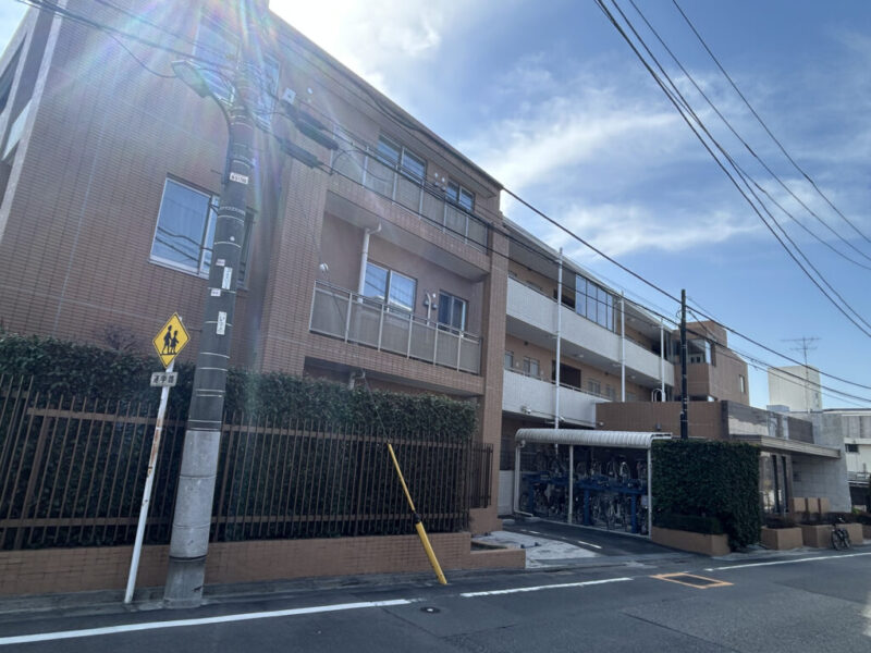【外観】第一種低層住居専用地域に調和する、落ち着きある重厚感と品格を兼ね備えたブラウン×ホワイトタイル張りの外観です。2002年3月築、錢高組施工、野村不動産旧分譲の「ヒルズ」シリーズ、地上3階建、総戸数21戸低層レジデンス。有楽町線・副都心線を利用することで池袋・新宿・渋谷方面へ快適にアクセスでき、通勤・通学にも便利です。スーパーやコンビニ、ドラッグストアなど毎日の生活を支える施設が徒歩圏に充実。駅前を中心に飲食店や生活利便施設が揃い、日常生活に便利な立地です。必要なものが身近で揃い、快適な暮らしを叶えます。区立小・中学校は徒歩6分圏内で、クリニックや公園も点在し、子育て世帯にも安心の住環境です。緑を感じながら穏やかな毎日を過ごせます。