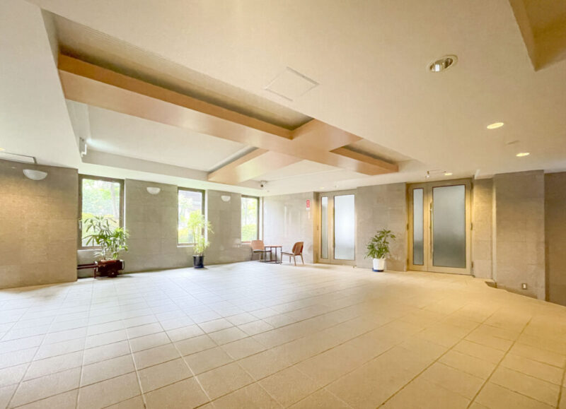 【エントランス】開放感を感じられる共用空間が魅力。落ち着いたデザインが住まい全体の品格を高めています。