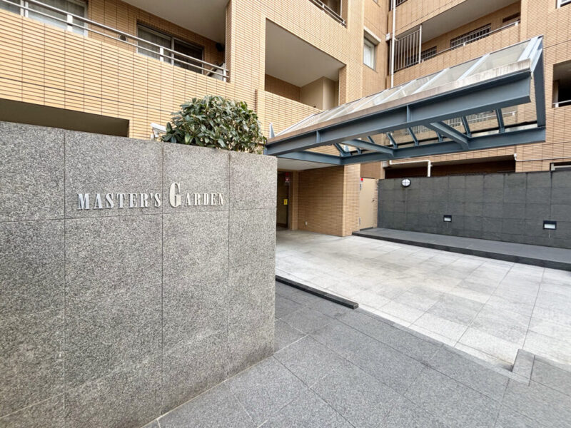 【エントランス】ゆとりあるアプローチと美しい植栽が住まう方や訪れる方を迎える、上質感あふれるエントランスです。オートロックや防犯カメラを備え、防犯性に配慮されたマンションです。不在時に便利な宅配ボックスも設置され、快適な暮らしを支えます。
