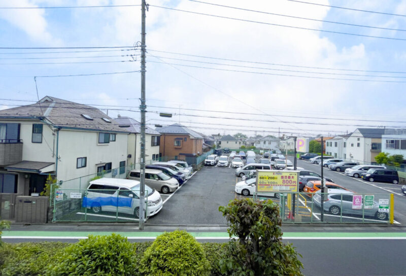 【住戸からの眺望】眼下は道路と駐車場で、周辺は低層の建物も多く開放感もあり、広い空も仰げる眺望です。