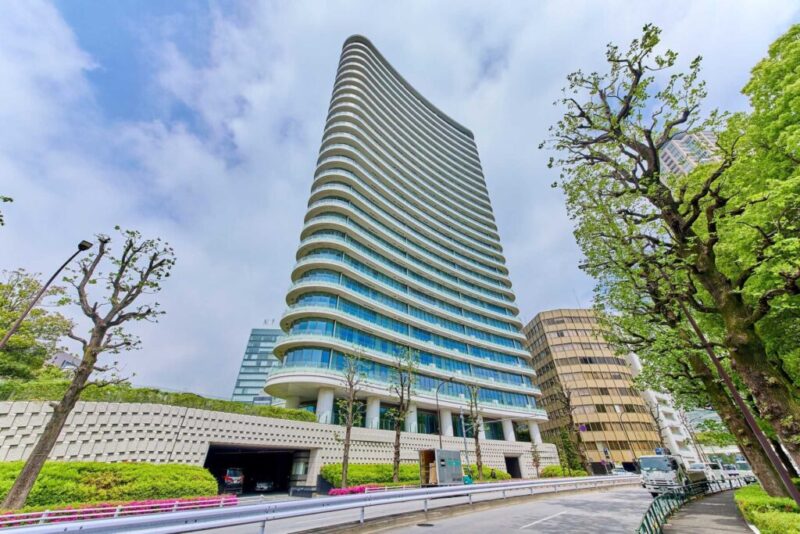 【外観】南青山の街並みに際立つ、「AOYAMA FLARE」をコンセプトとした、エマニュエル・バロア氏が手掛けた湾曲したラインが美しいファサードデザインです。2018年3月築、大林組施工、三井不動産レジデンシャル旧分譲の地上26階、総戸数163戸のハイグレードレジデンスです。コンシェルジュサービス、バレーパーキングサービスとコーチエントランス、ポーターサービス、ホームアテンダントサービス、ダイレクトデリバリーなど豊富な1ランク上のホテルライクなサービスが受けられます。ラグジュアリーでホテルライクな共用施設も充実しています。少し足を延ばせば「表参道ヒルズ」・「東京ミッドタウン」・「六本木ヒルズ」・「赤坂サカス」などのスポットも徒歩圏で、お散歩がてらショッピングやお食事が愉しめます。