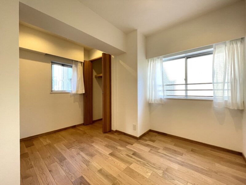 【洋室:弊社施工事例】天然無垢材を使用したフローリングや建具で高級感と木の温もりが感じられます。各洋室にウォークインクローゼットが備えており、居室部分も広くご利用頂けます。