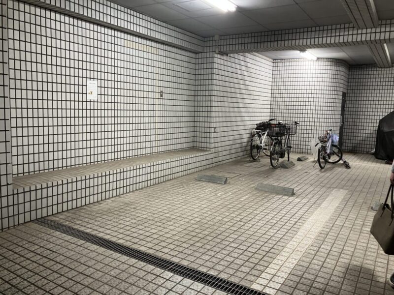 【駐車場】平置き駐車場で入出庫しやすく、屋内で雨天時も濡れずに乗り降りでき、天候による汚れや日焼けなどからも大切なお車を守ります。
