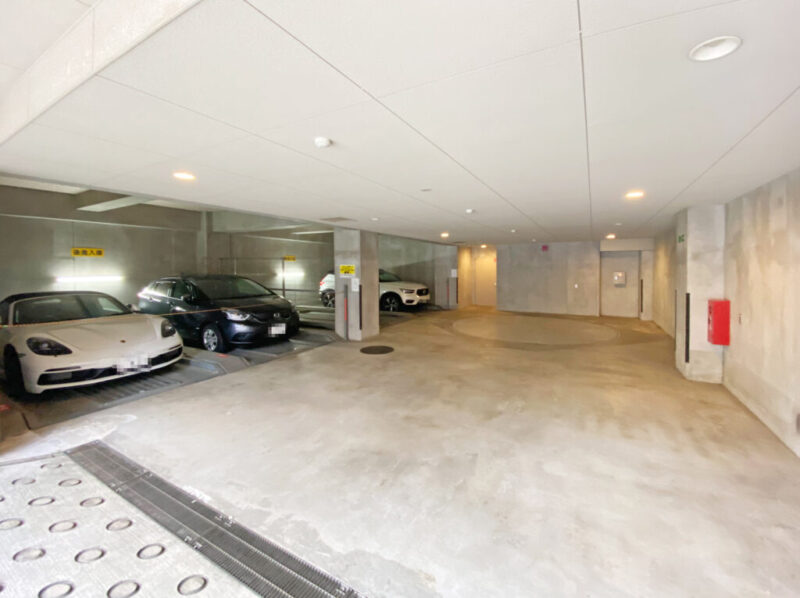 【駐車場】平置き駐車場で入出庫しやすく、屋内で雨天時も濡れずに乗り降りでき、天候による汚れや日焼けなどからも大切なお車を守ります。
