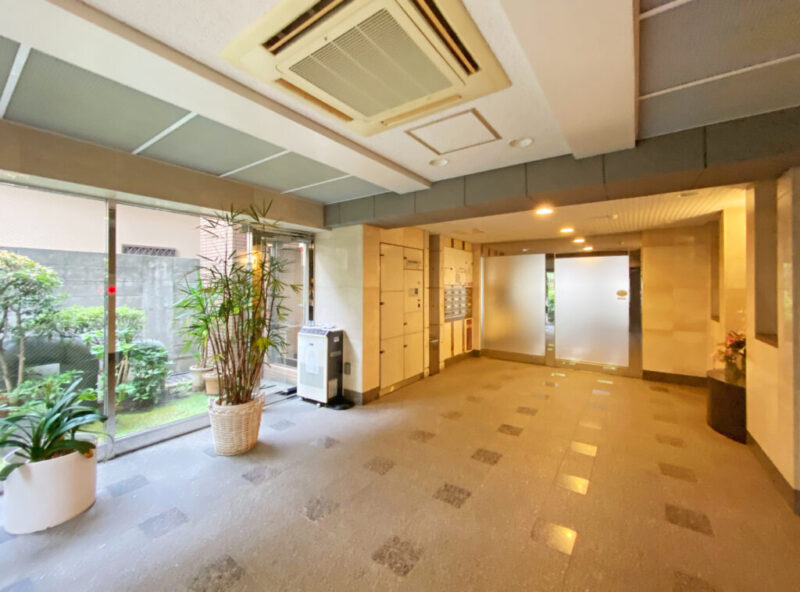 【エントランス】天然石をあしらった上質感あるエントランスが住まう方や来訪者を優雅に迎えます。オートロックやTVモニター付インターホン、防犯カメラを備えた安心のセキュリティ体制。不在時に便利な宅配ボックスも設置されています。