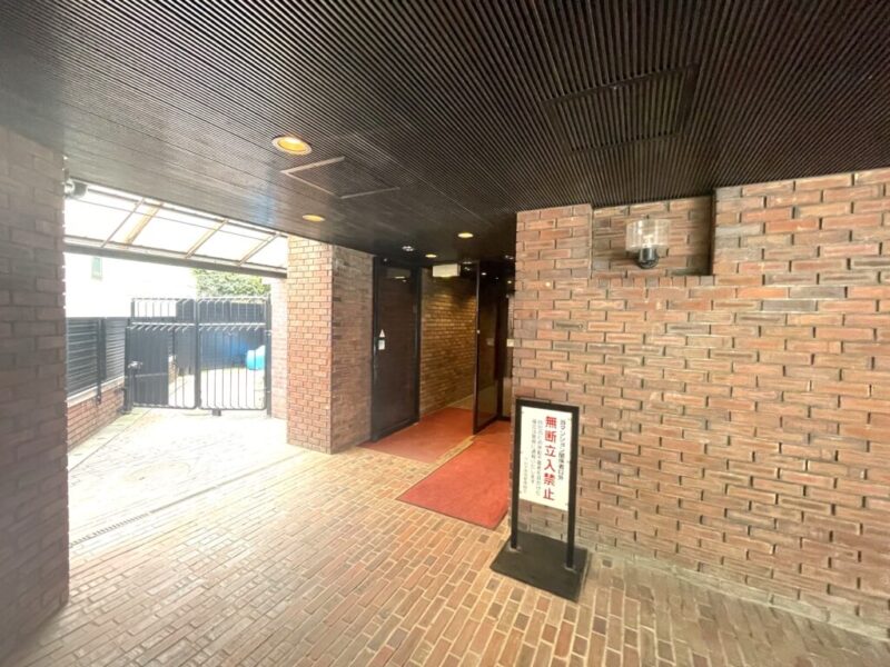 【エントランス】重厚で落ち着いた素材感を活かしたエントランスが住まう方やゲストを上質に迎え、クラシカルな風格を感じさせます。オートロックを採用し、防犯面にも配慮。共用部の管理体制も良く快適で安心感のあるマンションライフをサポートします。