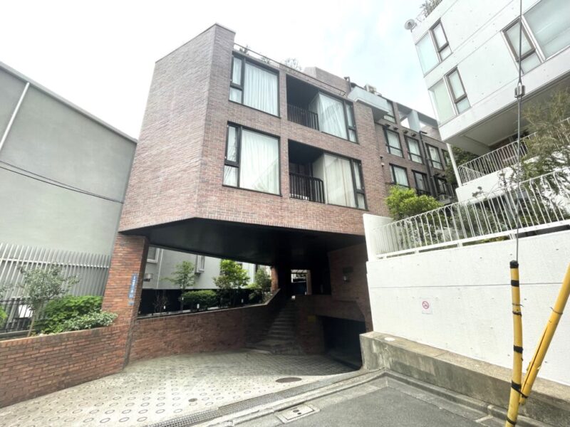 【外観】ブラウンタイル張りの重厚感のある瀟洒なヴィンテージデザインが街並みに調和。落ち着いた佇まいが神宮前の邸宅らしい品格を演出します。1976年8月築、地下1階付地上5階建、不動建設施工、リクルートコスモス旧分譲の総戸数16戸のヴィンテージマンションです。複数路線が利用できる利便性の高い立地。通勤・通学はもちろん、都心主要エリアへの移動もスムーズで、休日のお出かけにも便利です。コンビニやスーパー、ドラッグストアをはじめ、表参道・原宿エリアには多彩なショップやカフェ、話題の飲食店が充実。生活利便施設に加え、「ハラカド」や「ラフォーレ原宿」などなど都市生活を彩る多彩な商業施設が身近に揃っています。「明治神宮」や「代々木公園」など豊かな緑を身近に感じられる住環境。区立小・中学校は徒歩6分圏内で教育施設や医療機関も身近に揃い、都心にありながら穏やかで暮らしやすいロケーションです。