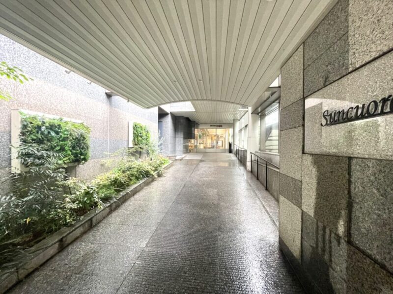 【エントランス】前面道路より奥まった所に位置する、プライバシー性の高いエントランスです。オートロックや防犯カメラなど、都市生活を支えるセキュリティ設備です。宅配ボックスも備え、不在時の荷物受け取りにも便利です。